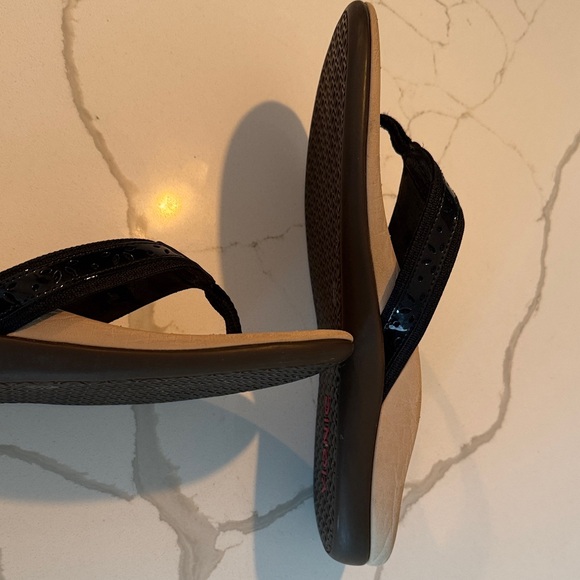 Vionic Black Patent Thong Sandals with Tan Footbed - Picture 5 of 6